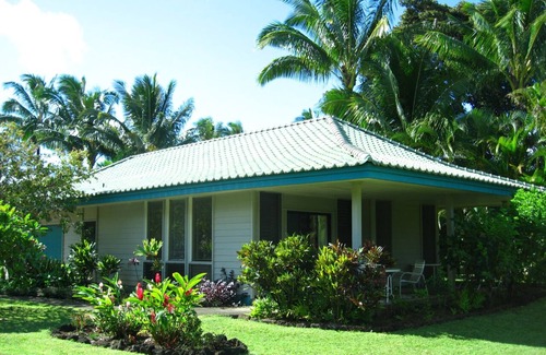Hanalei Cottage | Beachfront Cottage in Hanalei Bay with Ocean View & Pool