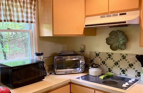 Athens Cottage | Charming Cottage on Beech Haven: Pet-Friendly Retreat