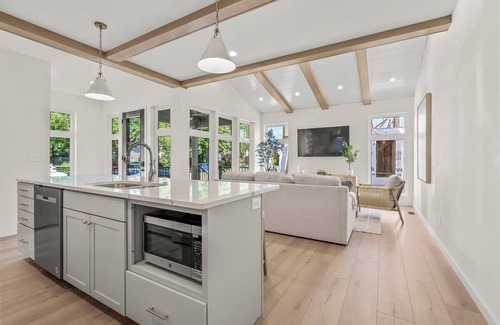 Cedar Falls Cottage | Cozy Cottage on Clay - Family-Friendly in Downtown CF