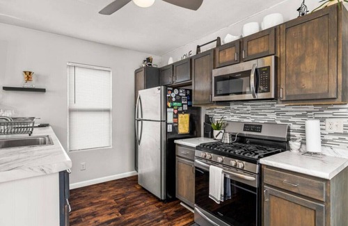 Peoria Heights House | Charming Cottage on Duryea - Cozy 1BD Retreat in the Heights