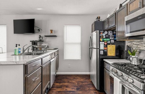 Peoria Heights House | Charming Cottage on Duryea - Cozy 1BD Retreat in the Heights