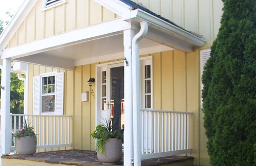Leesburg's Old and Historic District House | Cottage on King | Historic Leesburg Home with Unique Amenities