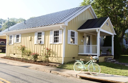 Leesburg's Old and Historic District House | Cottage on King | Historic Leesburg Home with Unique Amenities