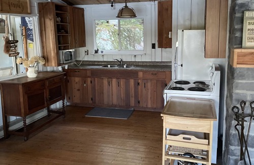 Bala Cottage | Idyllic Cottage on Moon River with Pet-Friendly Deck