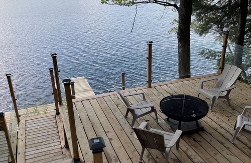 Bala Cottage | Idyllic Cottage on Moon River with Pet-Friendly Deck