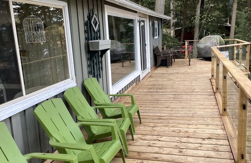 Bala Cottage | Idyllic Cottage on Moon River with Pet-Friendly Deck