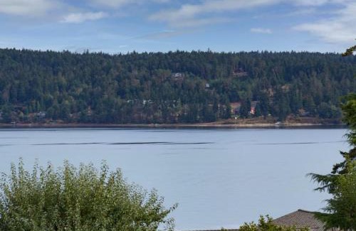 Sequim House | Escape to Cottage on the Bay with Hot Tub & Kayaks