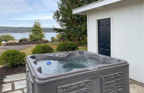Sequim House | Escape to Cottage on the Bay with Hot Tub & Kayaks