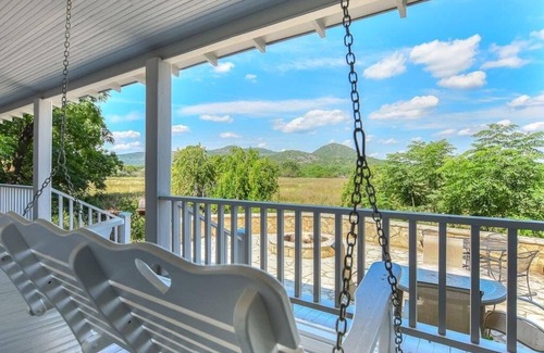 Leakey House | Relaxing Riverfront Cottage with Spa and Pet-Friendly Amenities