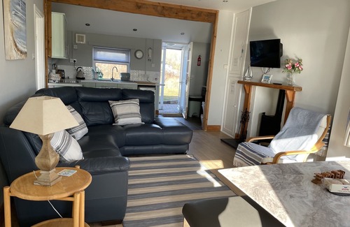 Freshwater East Cottage | Beachfront Cottage with Pool & Ocean Views - 10/10 Rating