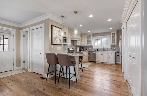 Heber House | Cottage on the hill, sleeps 6, views, gym, office