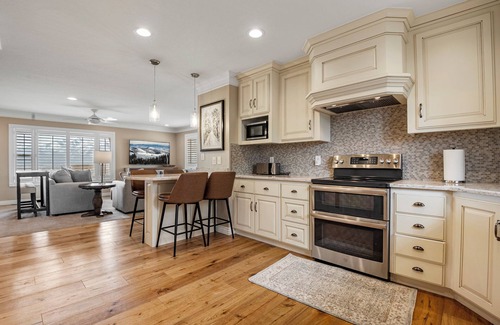 Heber House | Cottage on the hill, sleeps 6, views, gym, office