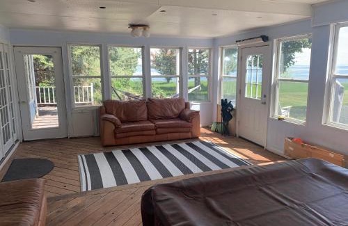Springfield House | Pet-Friendly Cottage on the Lake with Pool and High Ratings