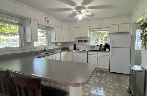 White Pigeon Cottage | Inviting Lake Cottage Just 15 Minutes from Shipshewana