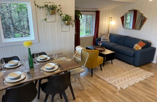 Erbs Cove House | Enjoy the Retreat at Cottage on the Lake with Hot Tub