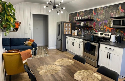 Erbs Cove House | Enjoy the Retreat at Cottage on the Lake with Hot Tub
