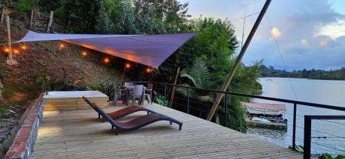 Guatape House | Relaxing Lakefront Lodge in Guatapé with Jacuzzi Access