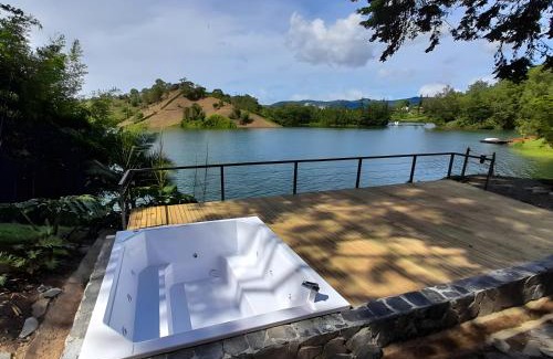 Guatape House | Relaxing Lakefront Lodge in Guatapé with Jacuzzi Access