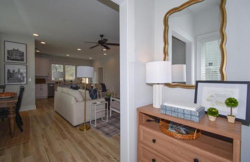Auburn House | Cozy Cottage on the Plains with Breakfast Included