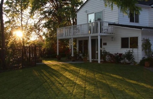 South Bechelli Cottage | Riverside Retreat: 10/10 Rated Cottage in Redding