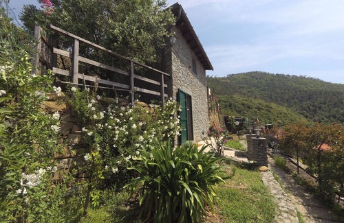 La Spezia Cottage | Seaside Retreat: La Ginestra with Ocean Views & Breakfast
