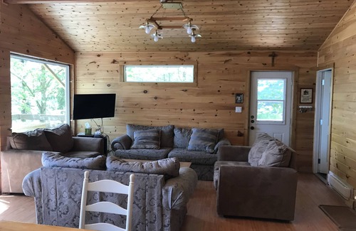 Torrance Cottage | Inviting Cottage on the Water in Muskoka Lakes for Families