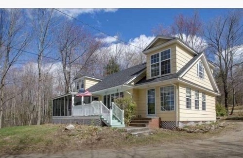 Peru House | Tranquil Cottage on Worthley Pond - Perfect Family Retreat
