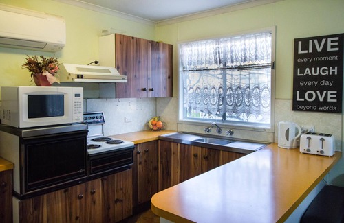 Manilla House | Pet-Friendly Cottage & Caravan Near CBD with Free WiFi