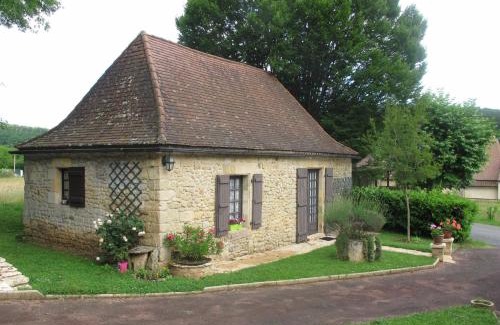 Tursac House | Welcoming Cottage Poppy: Family & Pet Friendly Getaway