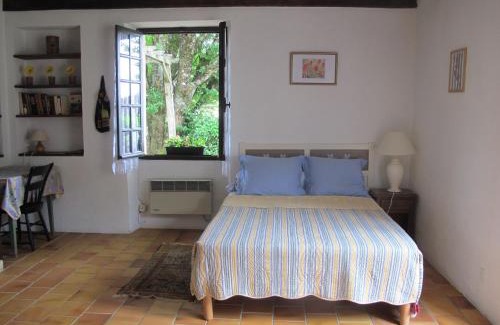 Tursac House | Welcoming Cottage Poppy: Family & Pet Friendly Getaway