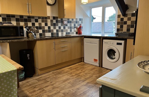 Heligan Cottage | Top-Rated Swallow Cottage with Private Bathroom & Kitchen