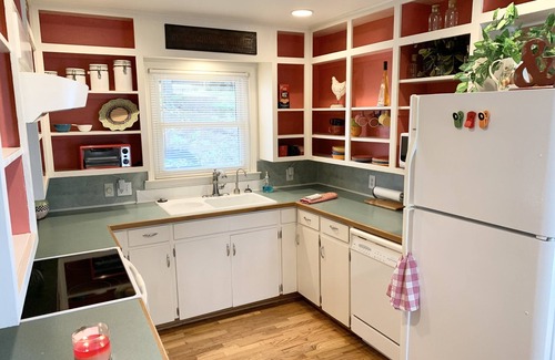Piney Cottage | Beautiful Cottage with Hot Tub & Steps from Lake Hamilton