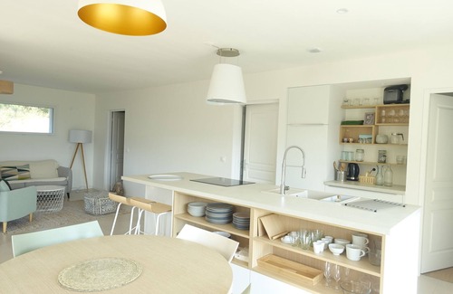 Digne-les-Bains House | Tranquil Cottage Retreat with Ocean View & Spa in Provence
