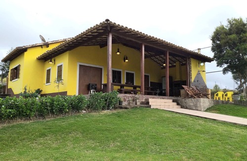 Itabira Cottage | Tranquil Cottage: Perfect Retreat with Ocean View & Pool