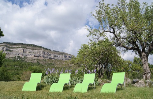 Entrepierres Cottage | Idyllic Cottage Rental in Entrepierre with Pool & Spa