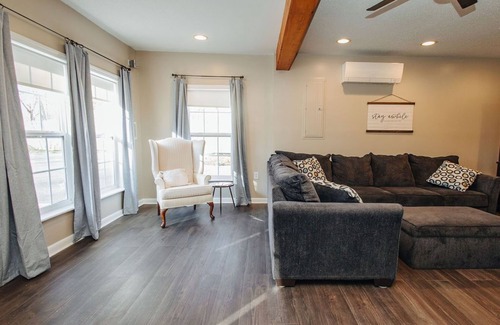Marion Cottage | Cozy Cottage by the River with Spa & Breakfast Included
