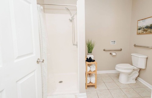 Marion Cottage | Cozy Cottage by the River with Spa & Breakfast Included