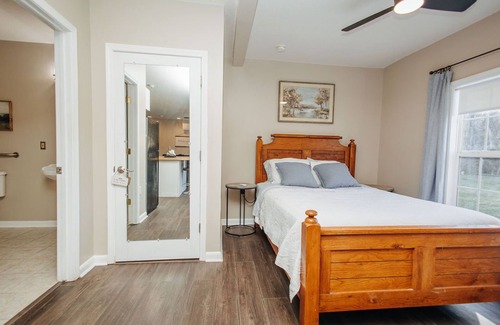 Marion Cottage | Cozy Cottage by the River with Spa & Breakfast Included