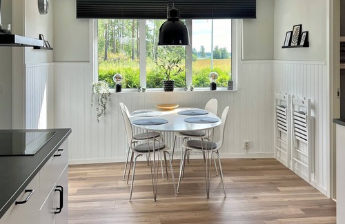 Varmland County Cottage | Idyllic Cottage Sävviken by Lake Ullvettern for Family Fun