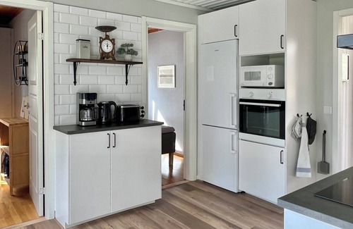 Varmland County Cottage | Idyllic Cottage Sävviken by Lake Ullvettern for Family Fun