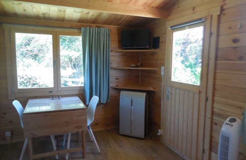Tour-de-Faure Ski Chalet | Charming Cottage in Saint Cirq Lapopie with Pool