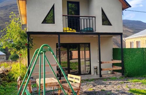 Kazbegi Apartment | Discover Cottage Shina: Family-Friendly with Great Dining