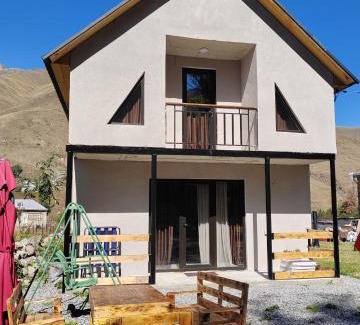 Kazbegi Apartment | Discover Cottage Shina: Family-Friendly with Great Dining