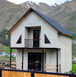 Kazbegi Apartment | Discover Cottage Shina: Family-Friendly with Great Dining