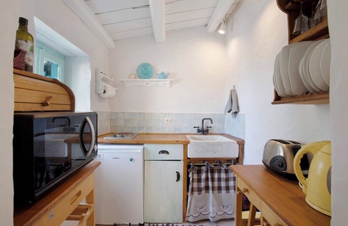 Korithi Cottage | Seaside Retreat: Sira Stonehouse with Ocean Views & Wi-Fi
