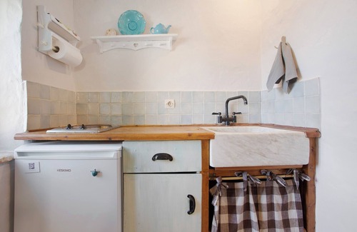 Korithi Cottage | Seaside Retreat: Sira Stonehouse with Ocean Views & Wi-Fi