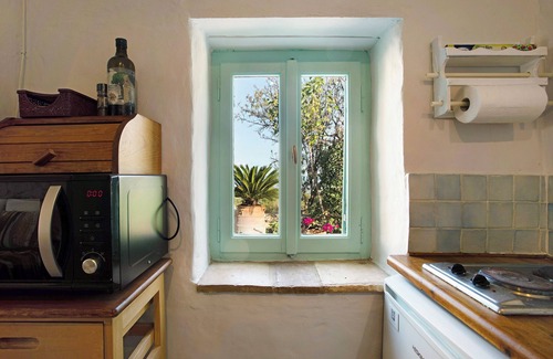 Korithi Cottage | Seaside Retreat: Sira Stonehouse with Ocean Views & Wi-Fi
