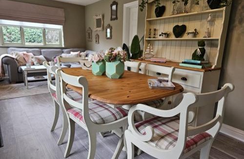 Irstead House | Cozy Little Broad Cottage in Norfolk with Hot Tub Access