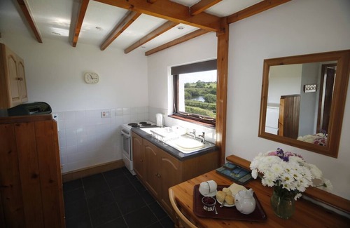 Saint Breward Cottage | Cozy Lakeside Cottage for 3 with Breakfast & Pet-Friendly Stay