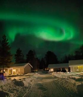 Pyhatunturi House | Relaxing Lakeside Cottage with Sauna and Hot Tub Amenities